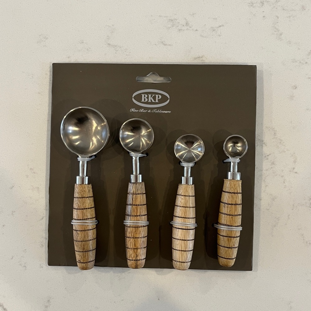 BNWT - wooden accent measuring spoons